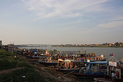 Phnom Penh - die nicht mehr kaputte Brücke